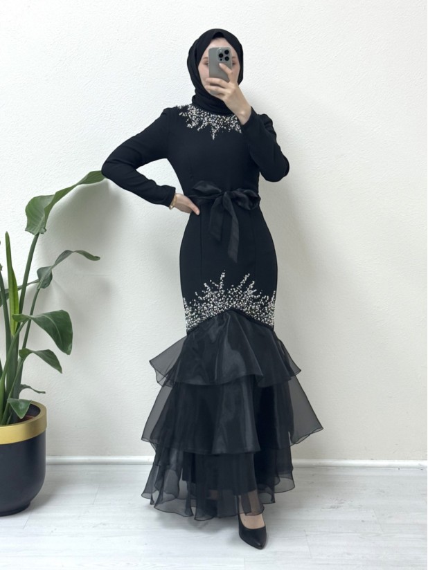 Eteği Kat Kat İncili Taş Detaylı Kemerli Elbise -Siyah